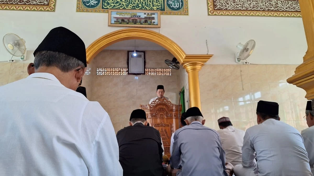 Hukum Mendengarkan Khutbah Jumat Sambil Merokok