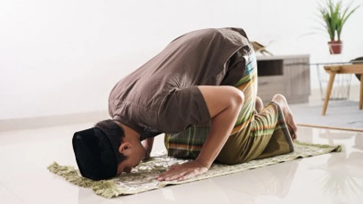 Hukum Rambut Menutupi Dahi saat Sholat, Sah atau Tidak?