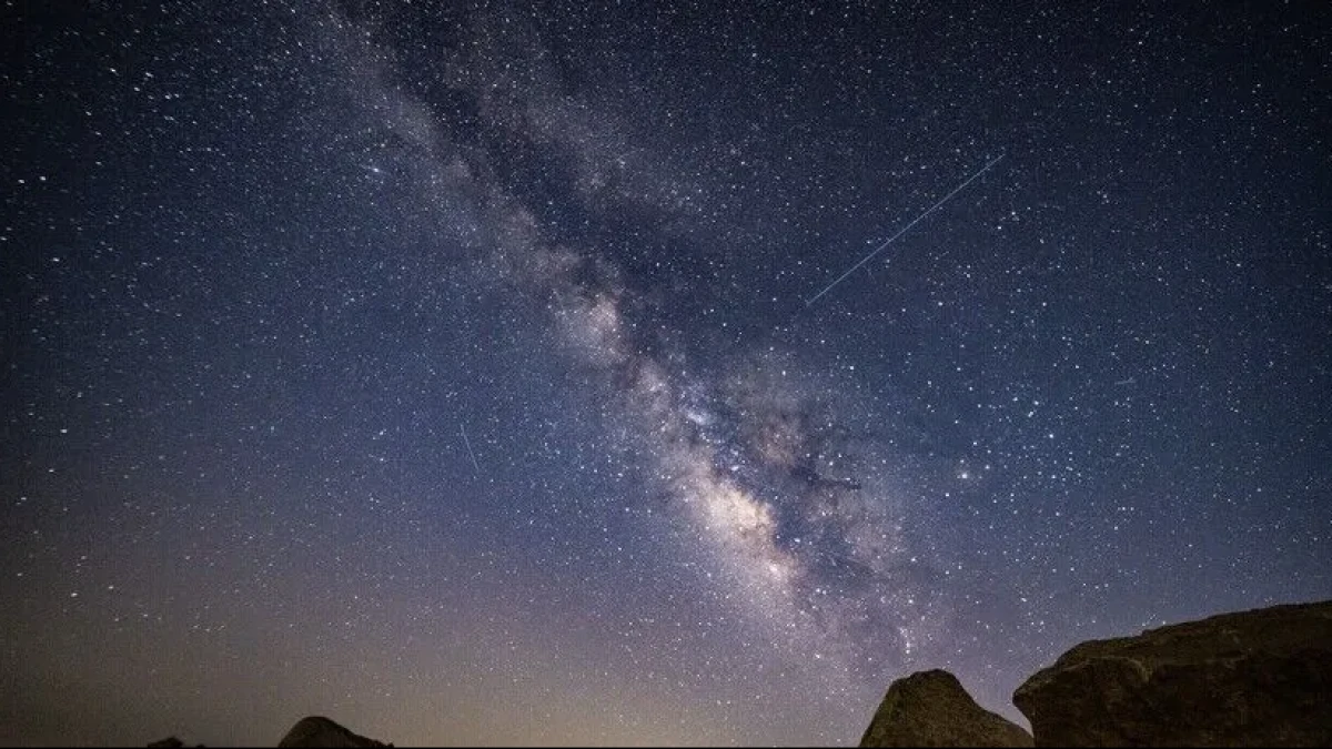 Bukan Bintang Jatuh, Ini Penjelasan Ilmiah Fenomena Hujan Meteor Perseid yang Puncakya Terjadi setiap Agustus