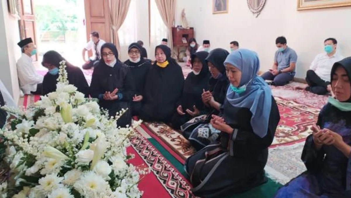 Hukum Berpakaian Serba Hitam Saat Berkabung