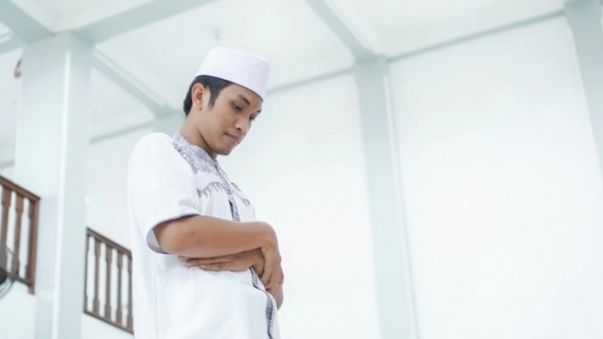 Sholat Sendiri Khusyuk, Berjamaah Tak Khusyuk, Utama yang Mana?