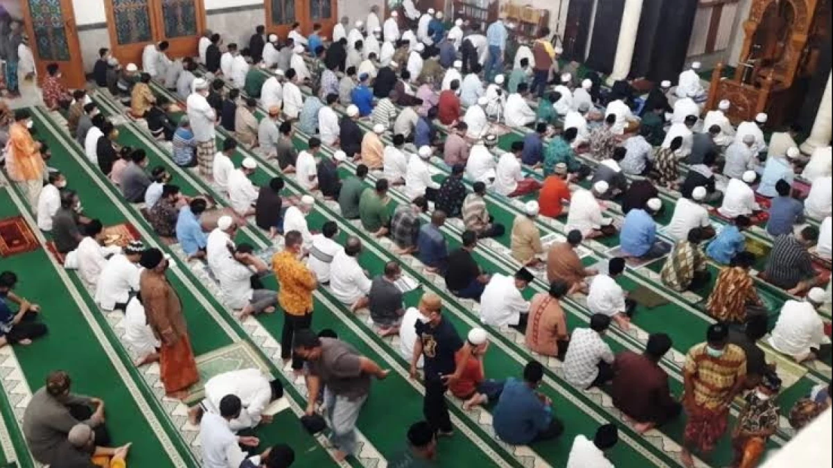 Tertinggal Rakaat Sholat Jumat? Ini yang Harus Dilakukan