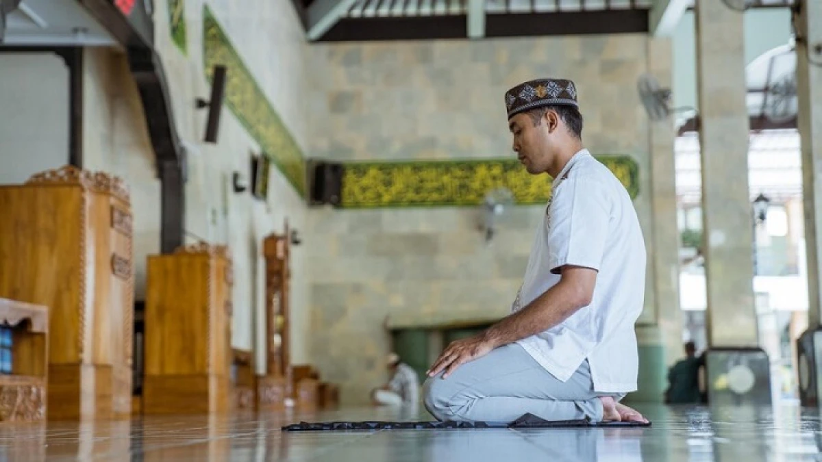 Bolehkah Tunaikan Sholat Tarawih Sambil Duduk?