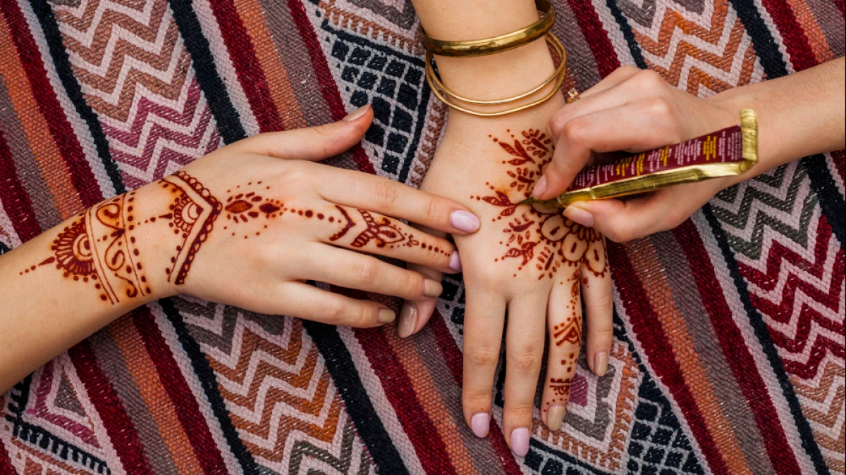 Sahkah Wudhu Wanita Pengguna Kutek Atau Henna?