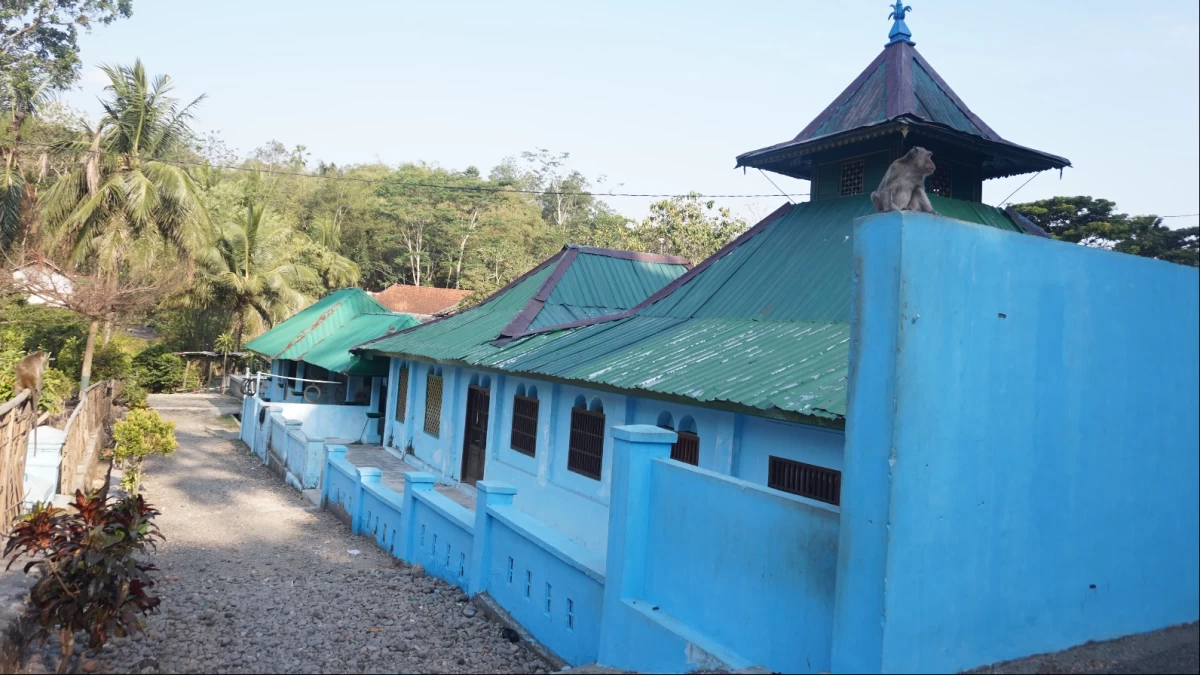 Masjid Saka Tunggal Desa Cikakak, Tempat Komunitas Muslim Aboge Menggelar Tiga Lebaran secara Damai