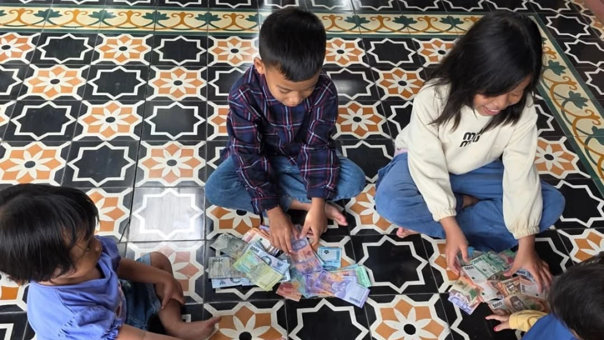 Orang Tua Kuasai Angpau Lebaran Anak, Termasuk Mencuri?