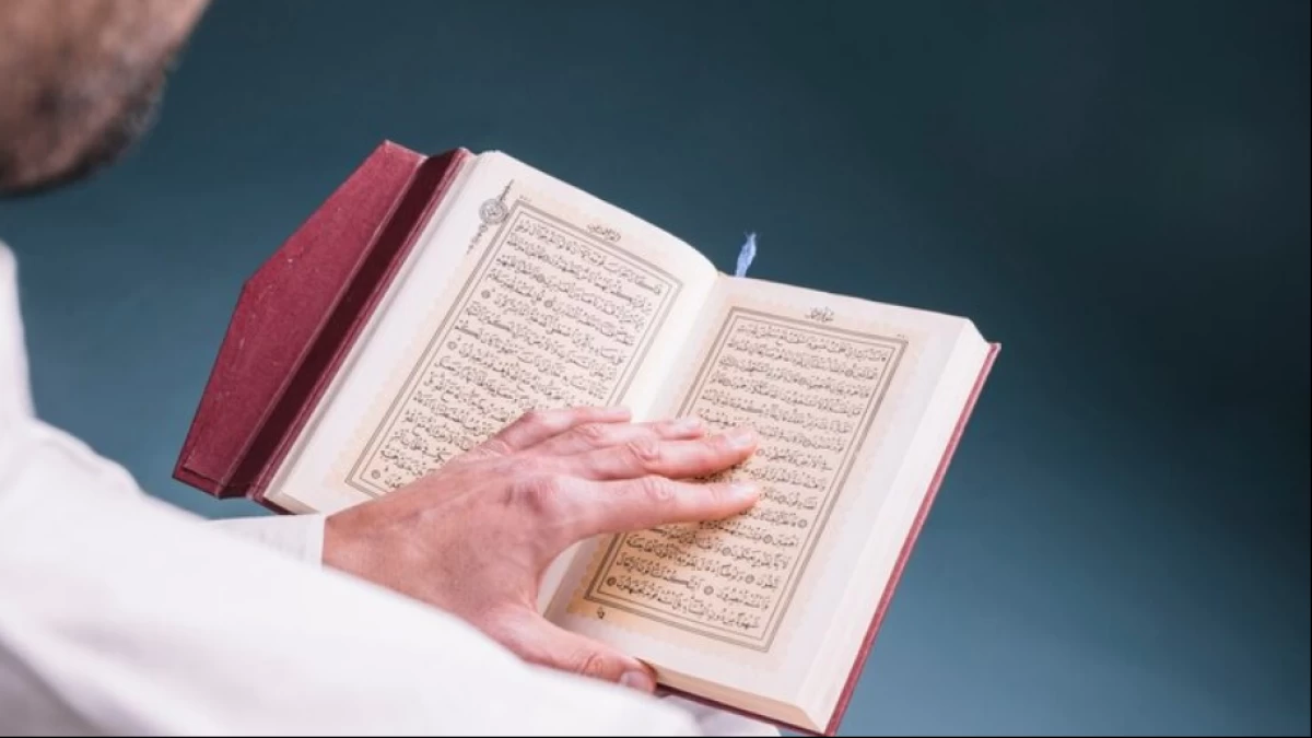 Bolehkah Membawa dan Membaca Mushaf Qur'an saat Sholat?