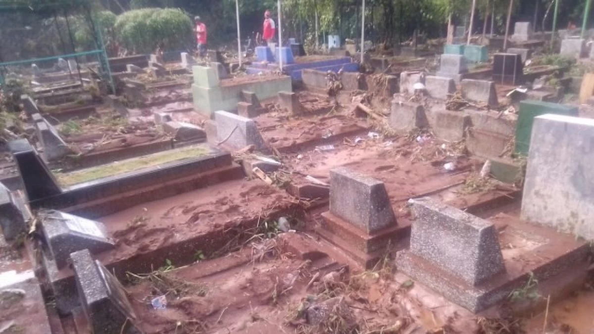 Bolehkah Memindah Makam karena Tergerus Banjir?