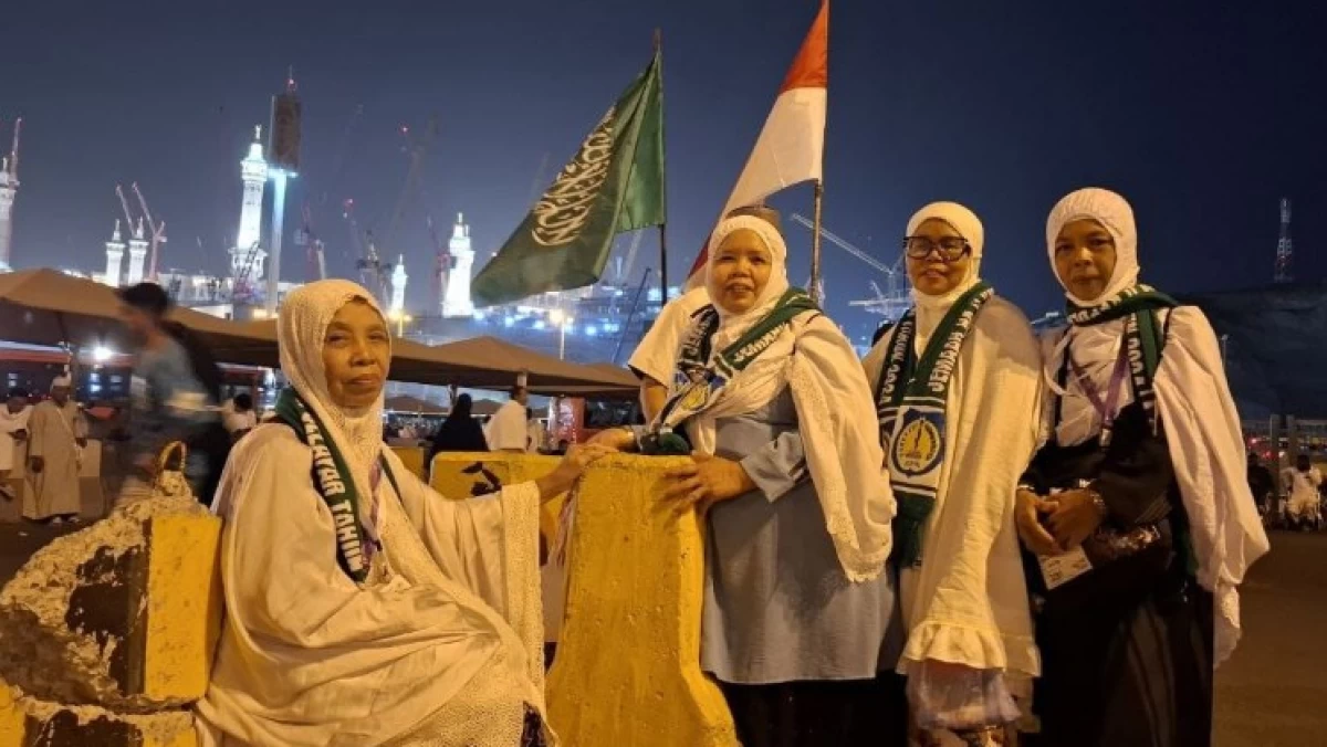 Nenek Bau Intan dan Tangisannya di Depan Kakbah