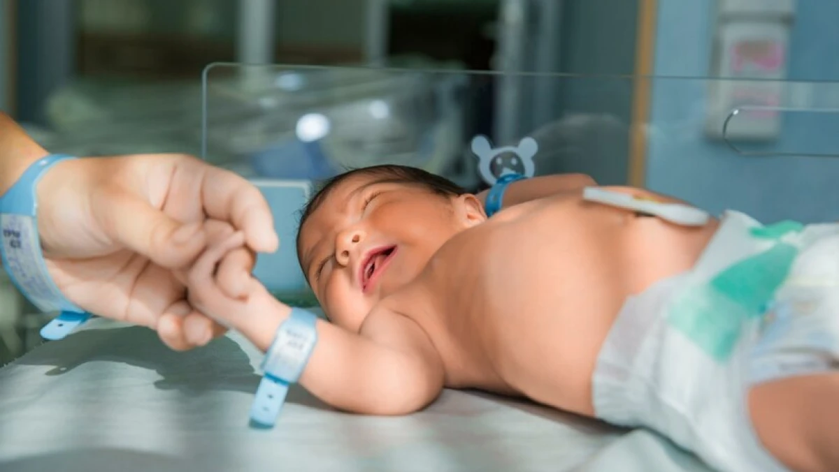 Apakah Wajib Mengadzani Bayi yang Baru Lahir?
