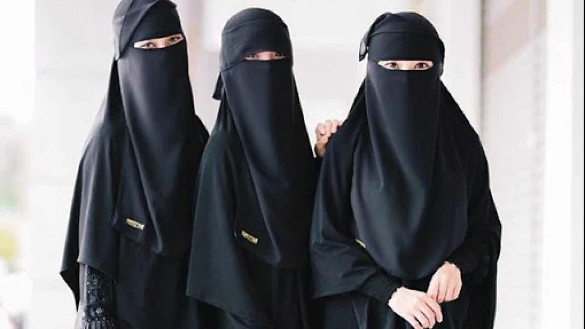 Bolehkah Perempuan Memakai Cadar Saat Ihram?