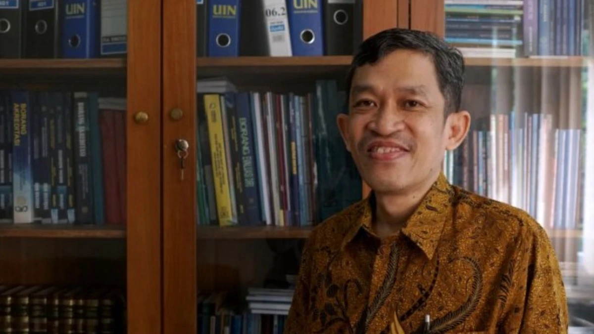 Hidup Sederhana Hati Bahagia; Filosofi Minimalisme ala Sokrates hingga Gandhi