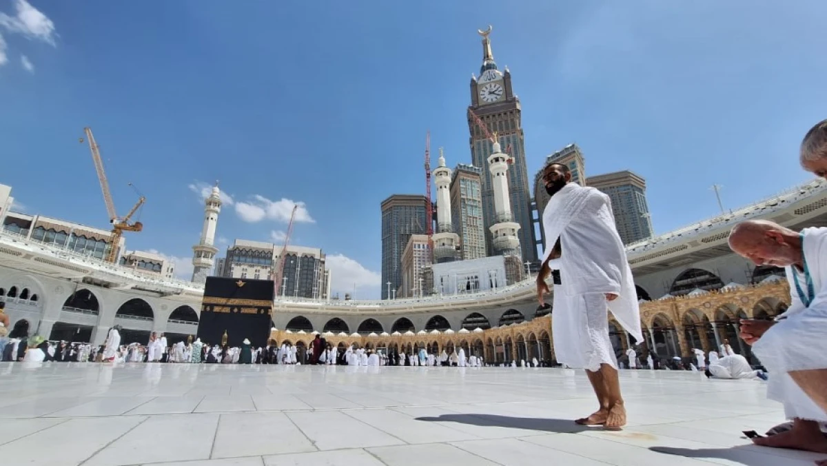 Berfoto di Depan Ka'bah: Hukum, Adab, dan Batasannya