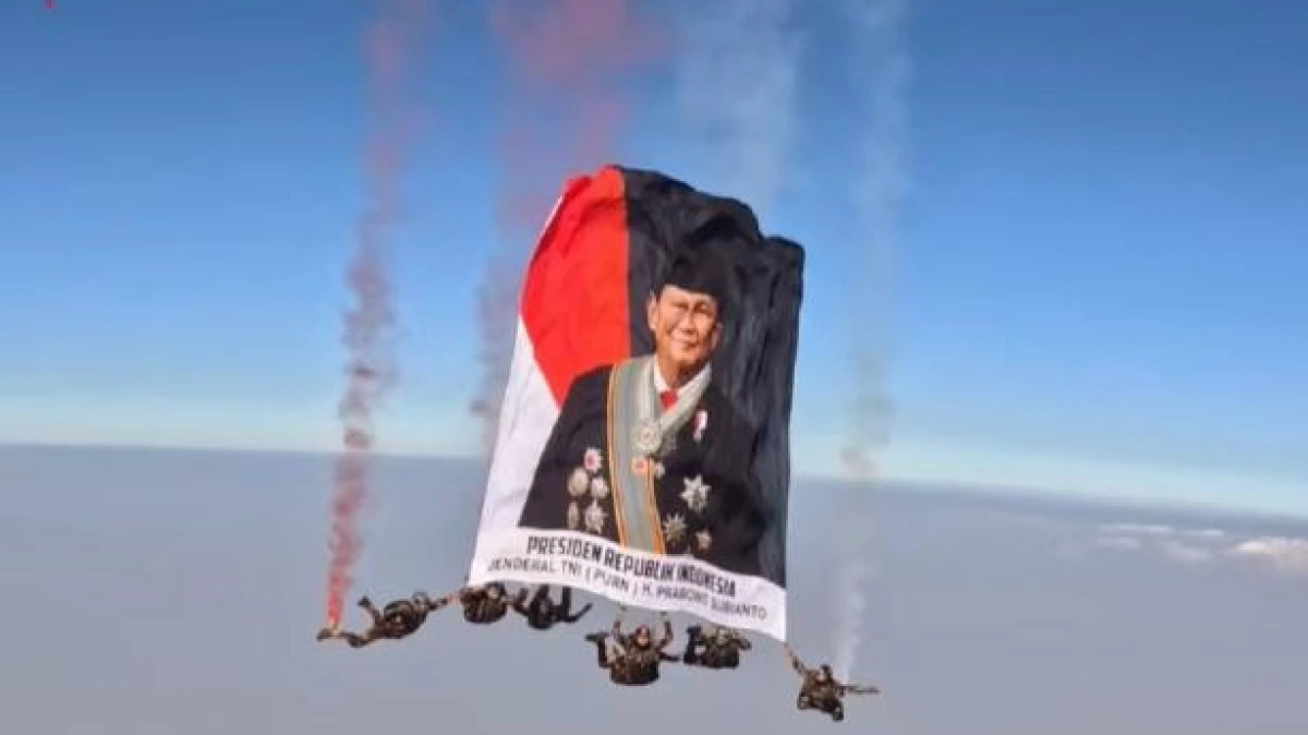 Foto Prabowo Terbentang di Angkasa, Warganet: Ini HUT Indonesia atau Presiden?
