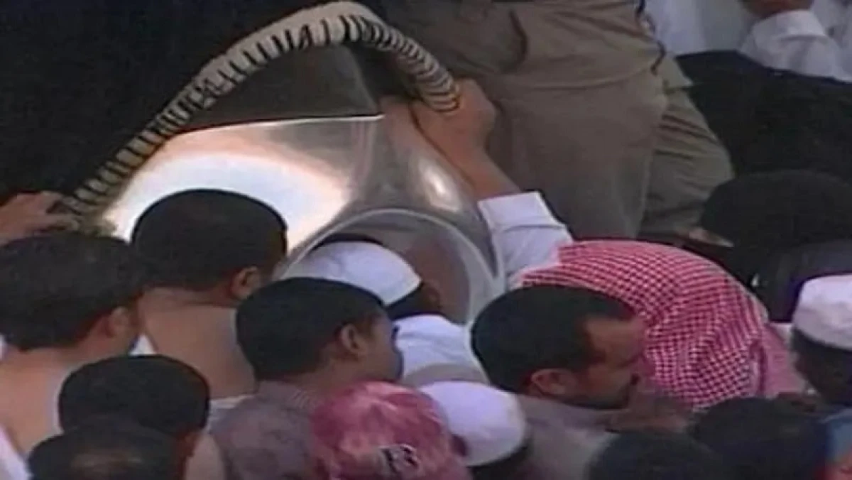 Cara dan Adab Mencium Hajar Aswad saat Berdesakan