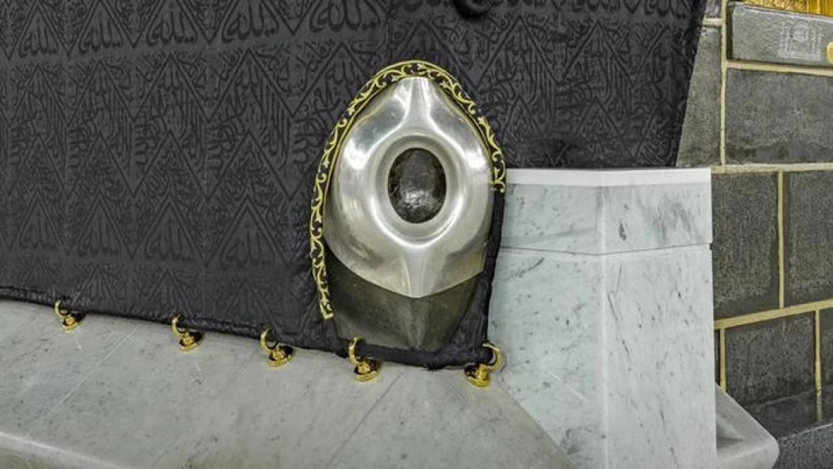 Inilah Dalil Mencium Hajar Aswad