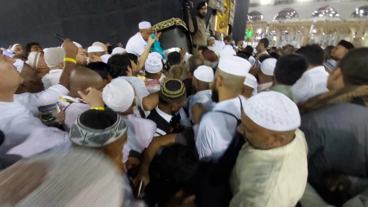 Larangan Paksakan Diri Desak-desakan Mencium Hajar Aswad
