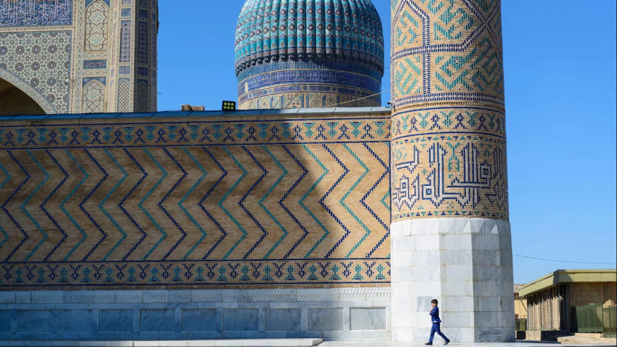 Samarkand: Makam, Bait Puisi dan Novel