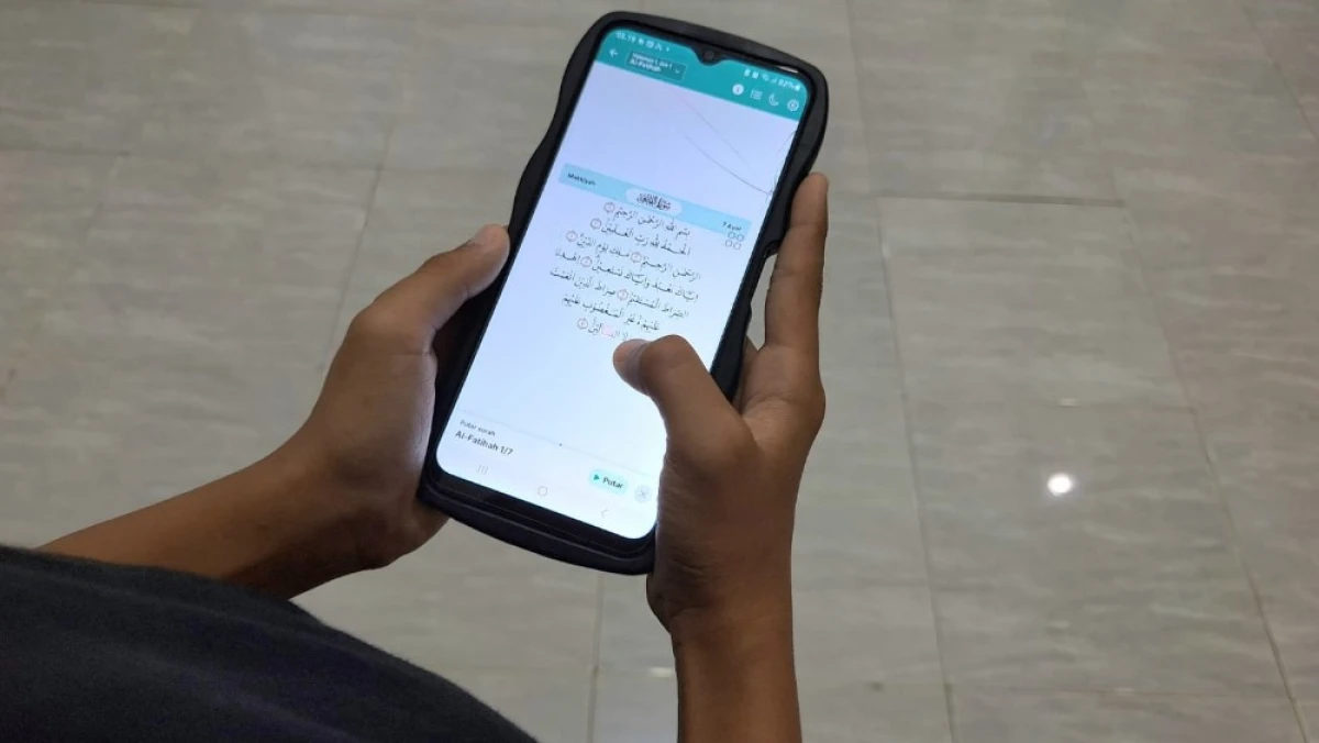 Hukum Membawa HP yang Berisi Aplikasi Qur’an ke Toilet