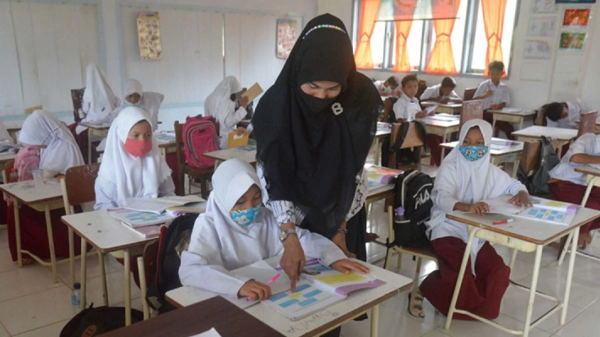Mendikdasmen Sebut Mulai 2025 Guru ASN Bisa Mengajar di Sekolah Swasta