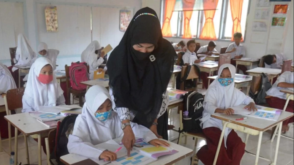 Membaca Puisi Sanggu Guti Ru di Momen Perayaan Hari Guru Nasional 2024