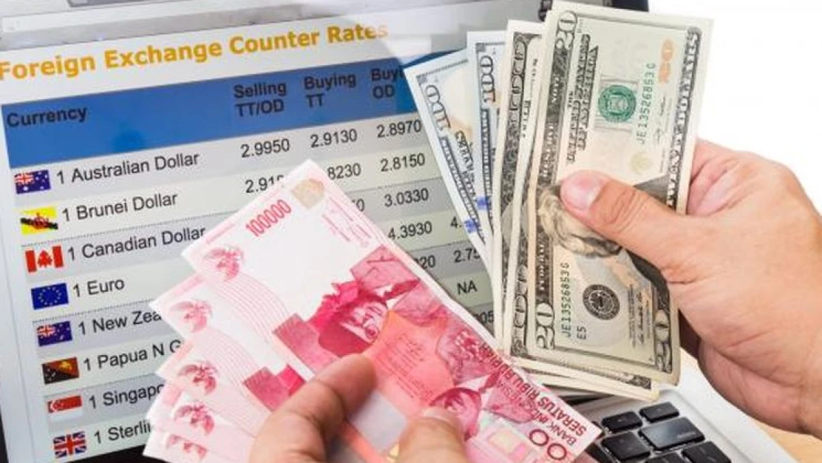 Nilai Tukar Rupiah Melemah, Ekonom Wanti-Wanti Ancaman Inflasi Hingga Gelombang PHK