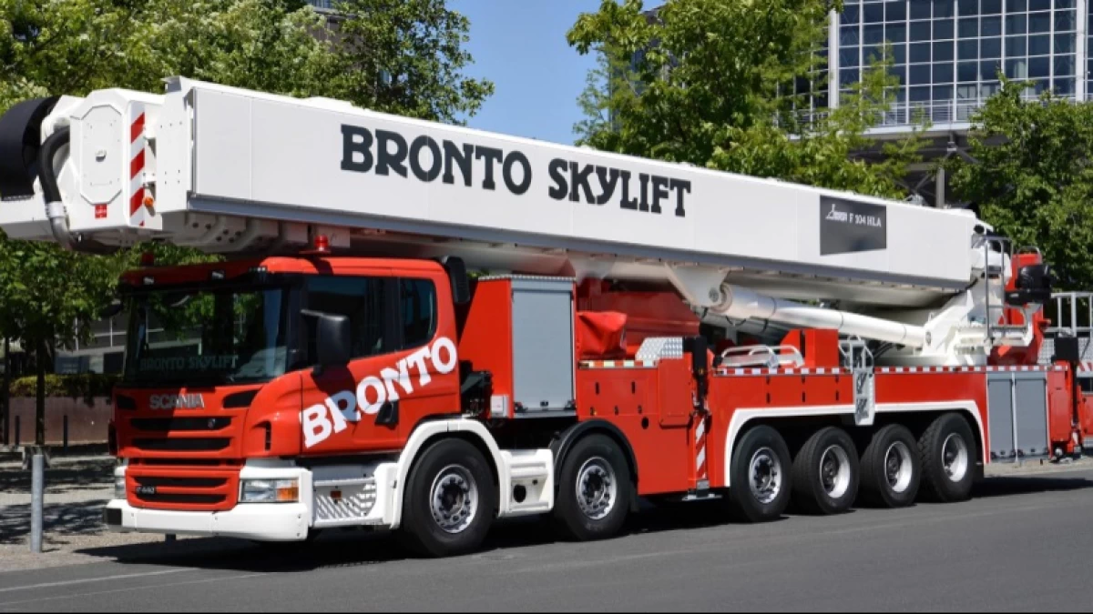 Bronto Skylift: Keunggulan Mobil Damkar yang Dikerahkan di Kebakaran Glodok Plaza
