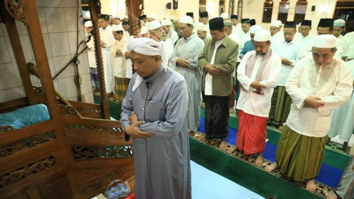Viral Video Rebutan Jadi Imam, Ini Kriteria dan Syarat Jadi Pemimpin Sholat