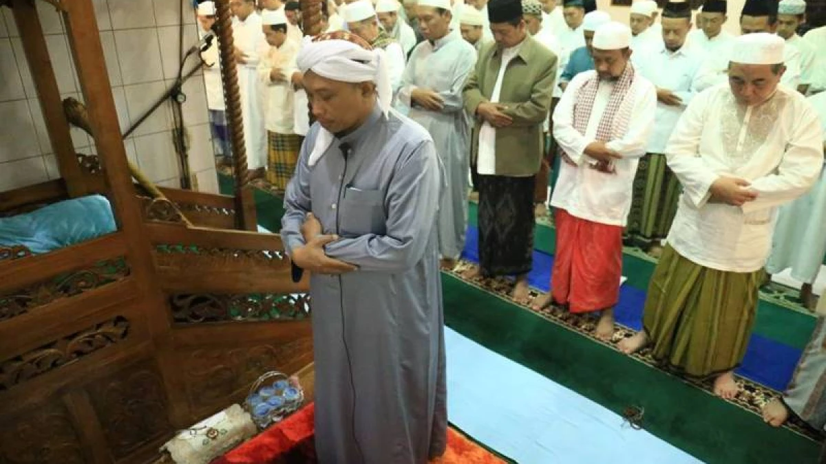 Lebih Utama Siapa Jadi Imam Sholat, Ahli Fiqih atau Hafiz Qur’an?