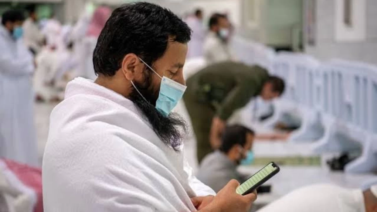 Shalat Jumat, Tarqiyyah, dan Hukum Bermain HP saat Khutbah