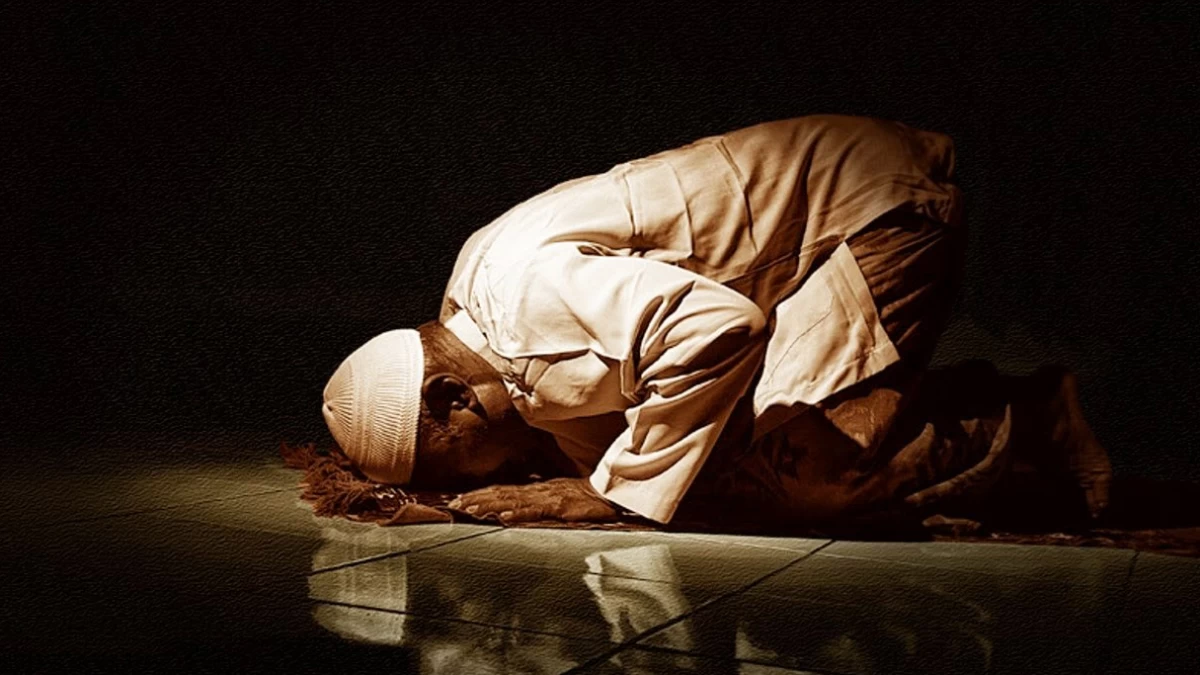 Rambut Menutupi Dahi ketika Sujud, Apakah Membatalkan Sholat? Ini Penjelasannya