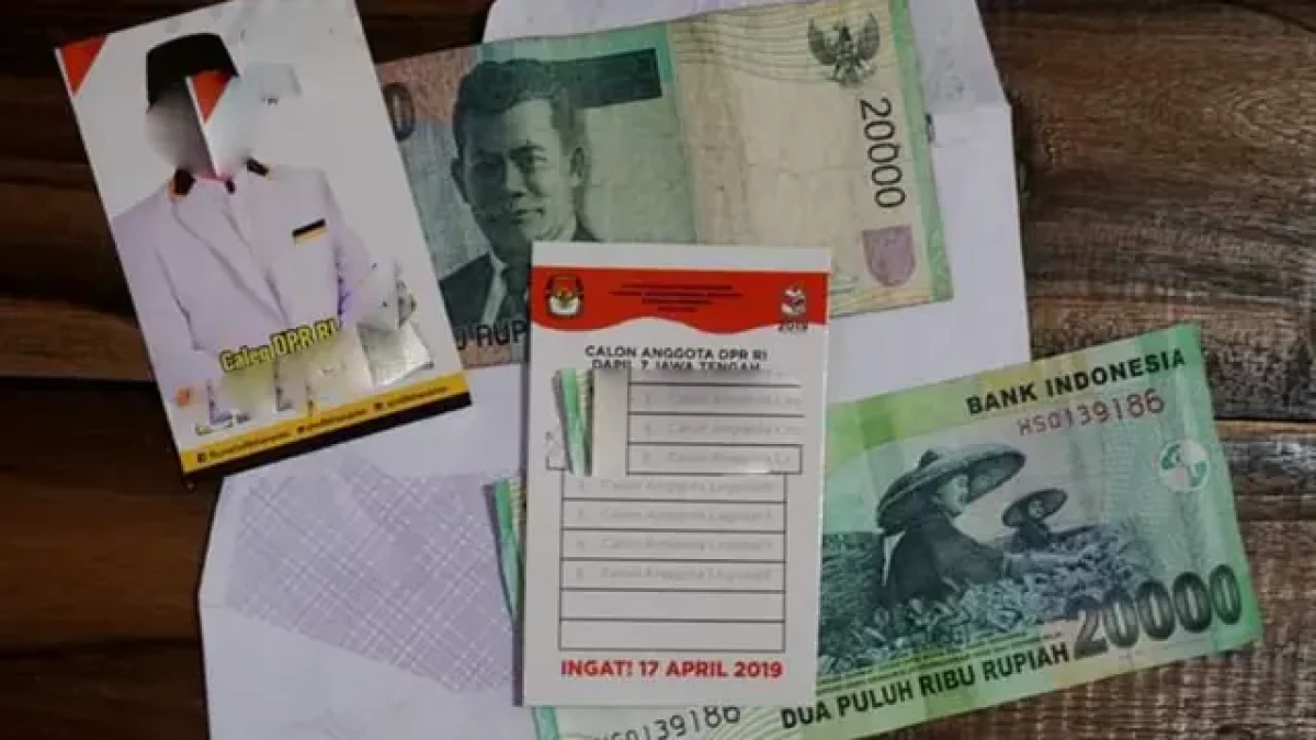 Apa Hukumnya Menerima Uang dan Kaos dari Caleg Saat Pemilu?