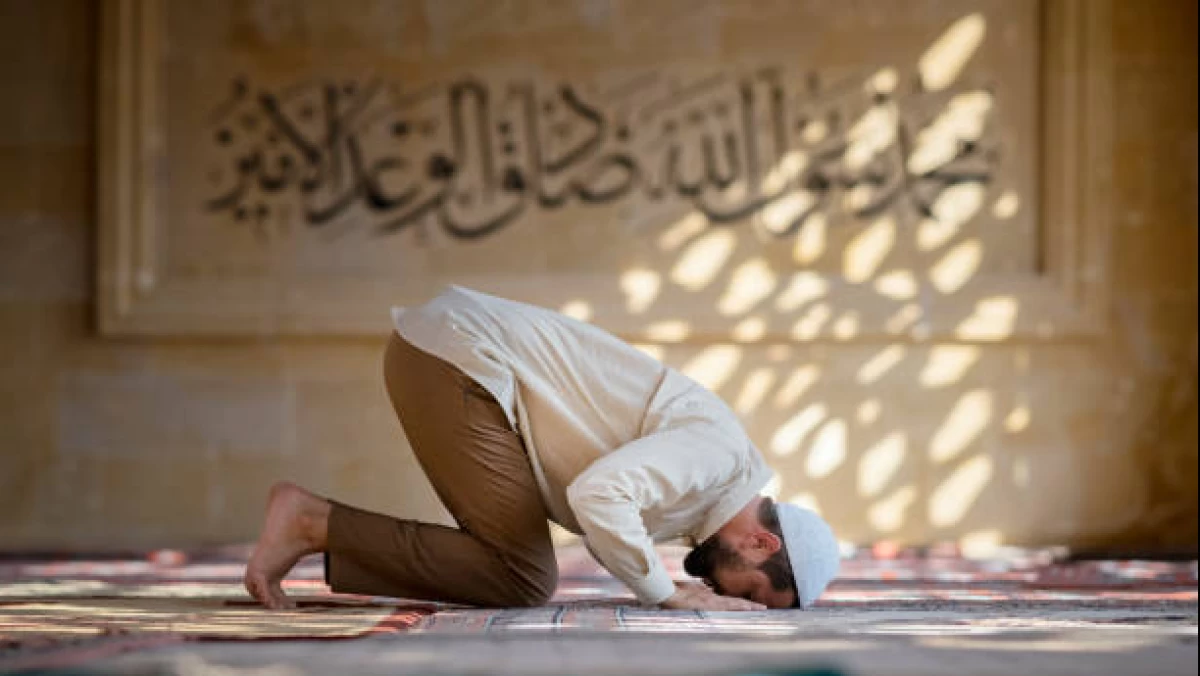 Sunah Berpakaian Putih, terlebih Dikenakan saat Sholat