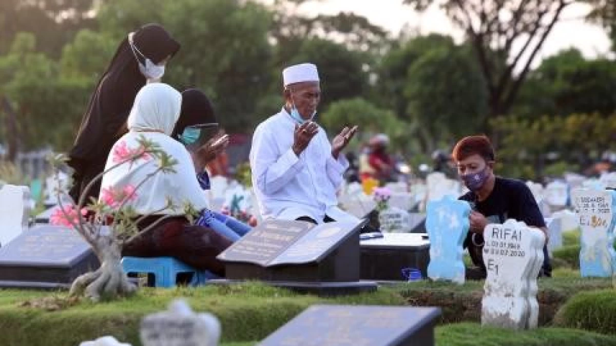 Ziarah Kubur Sambut Lebaran Idul Fitri, Begini Bacaan Doa dan Tahlil