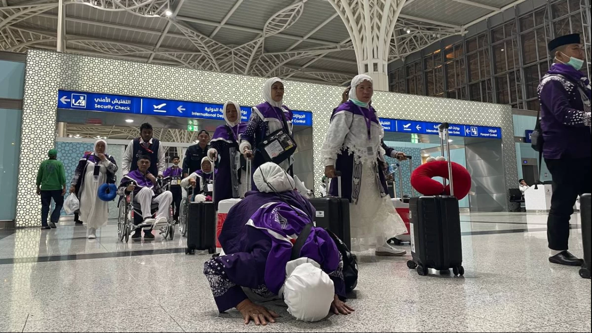 Sempat Mengalami Ketegangan di Pesawat, Jemaah Asal Makassar Akhirnya Tiba di Madinah dengan Bahagia