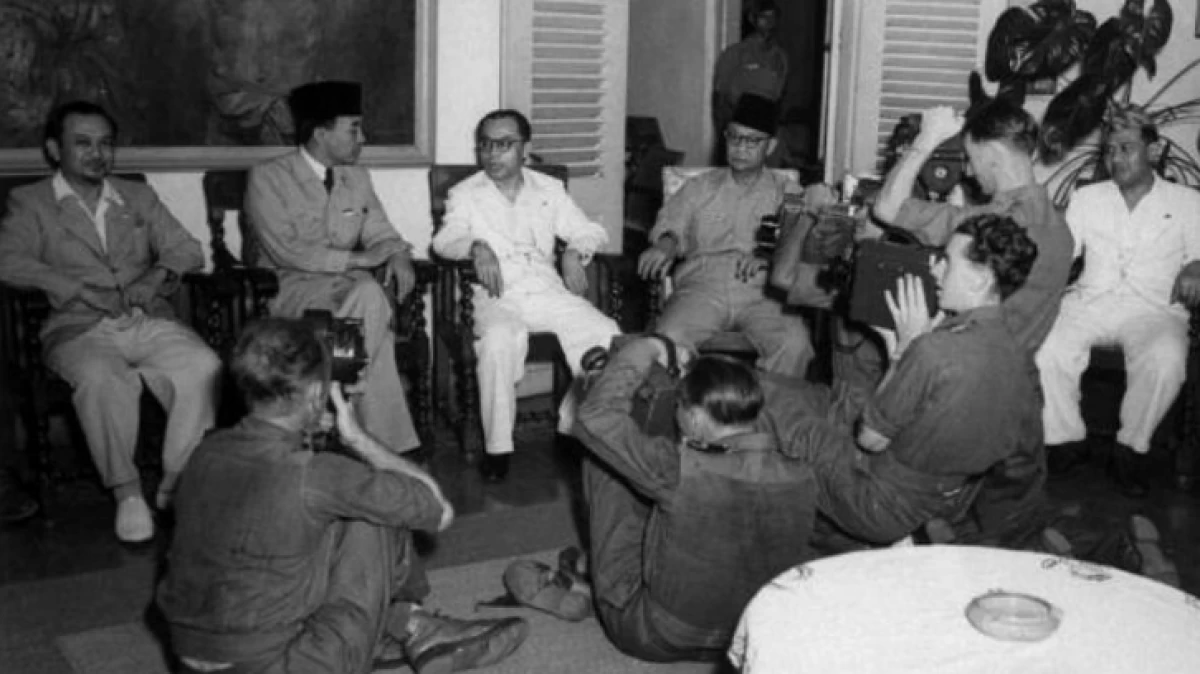 Pakaian dan Kemerdekaan: Kisah-kisah Jenaka Menjelang Proklamasi