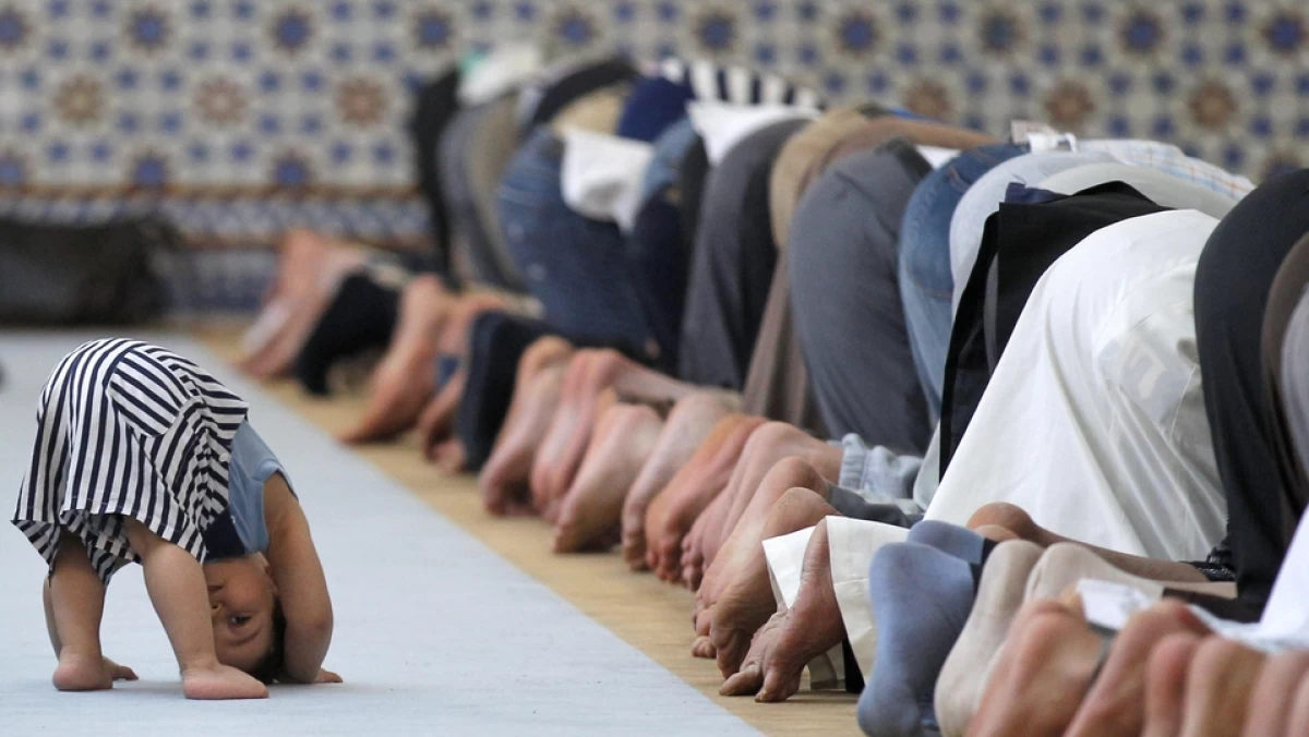 Viral Bocah Dimarahi di Masjid karena Berisik, Inilah Hukum Anak Kecil Masuk Masjid
