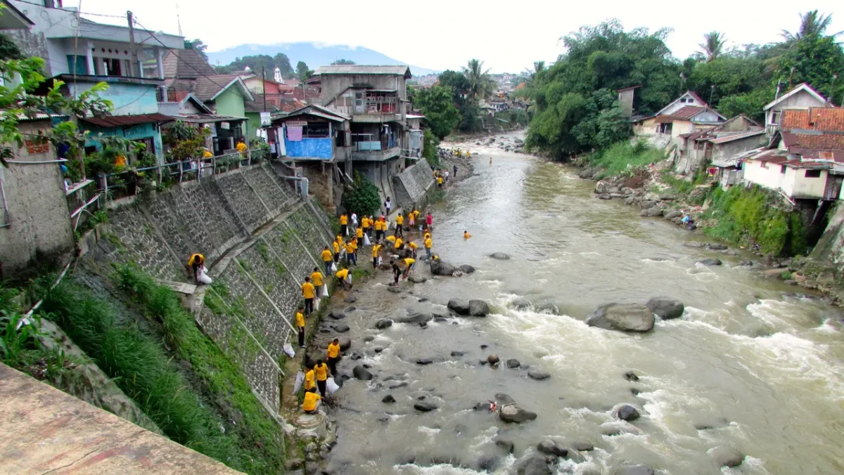 Mengutuk Hujan Sembari Berharap Tidak Banjir? Omong Kosong!