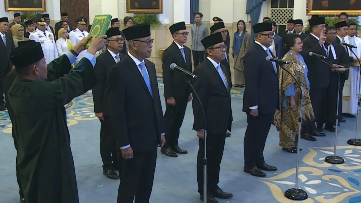 Prabowo Lantik Sejumlah Pejabat di Istana Negara, Mulai Wamen, Dubes, hingga Gubernur Papua