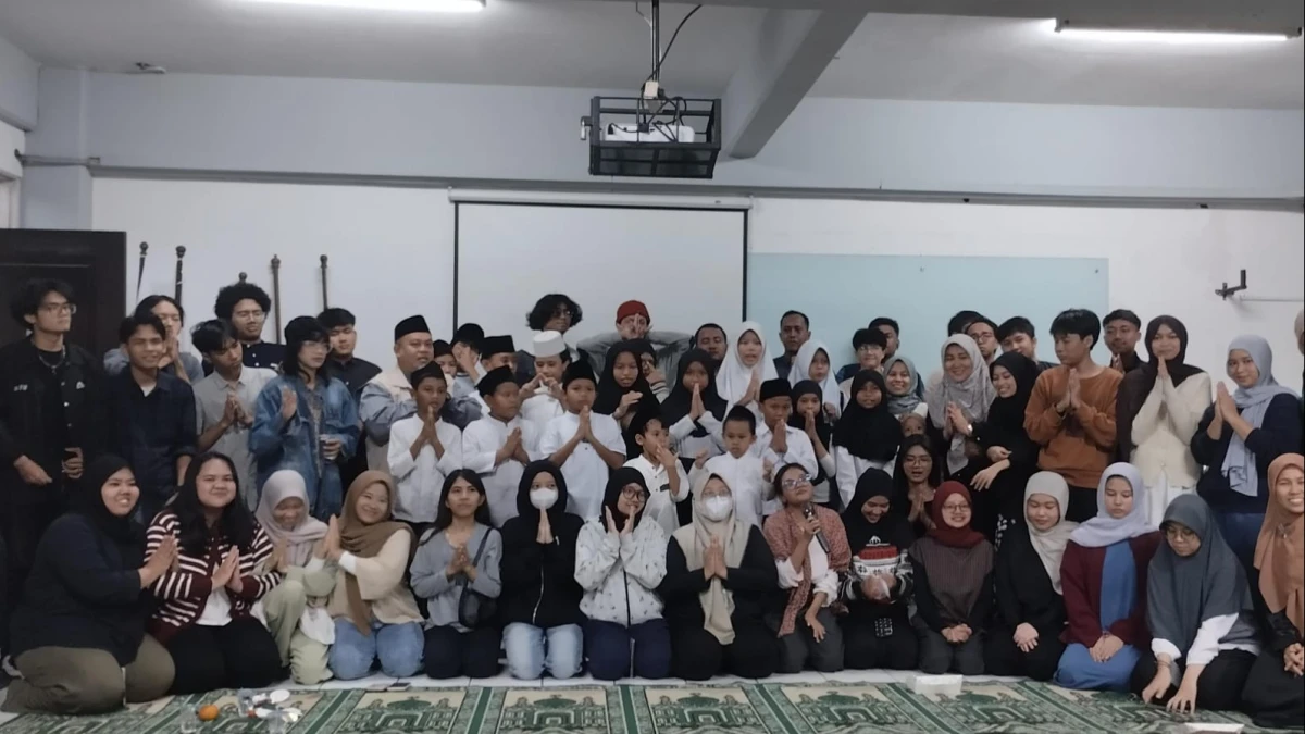 Bukan di Kafe, Mahasiswa Prodi Inggris UNAS Isi Ramadan dengan Berbagi Bersama Anak Yatim