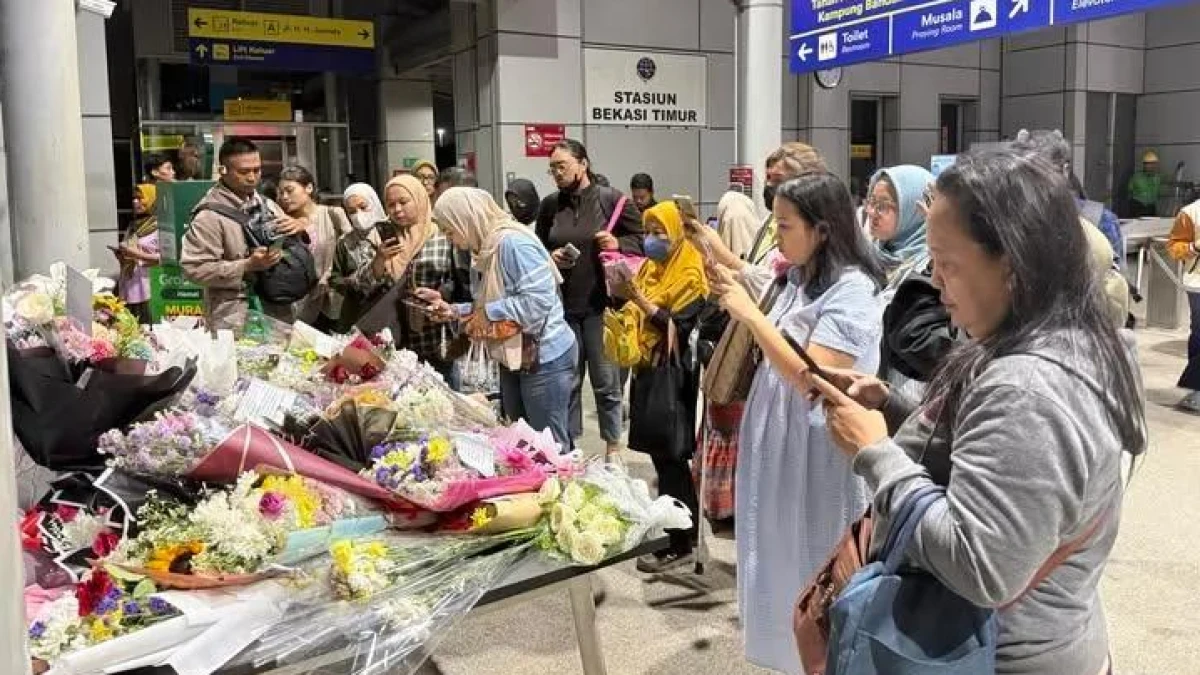 Lautan Bunga dan Doa untuk 16 Korban Tragedi KRL dan KA Argo Bromo di Bekasi Timur