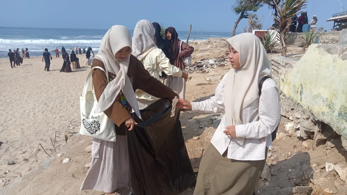 Sambut HSN, 300 Santri Darul Qur'an Bersihkan Pantai Sepanjang Gunungkidul