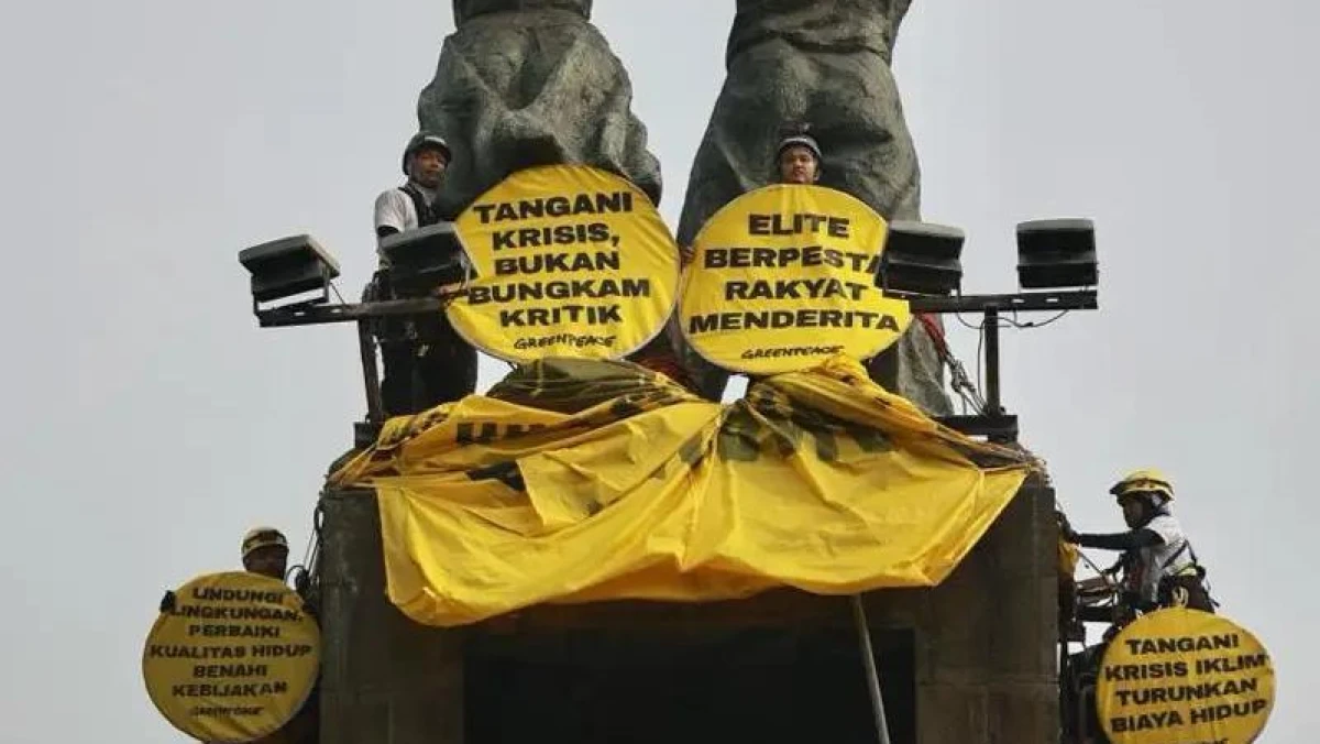 Greenpeace Bentangkan Spanduk Raksasa di Bundaran HI Jelang Demo Besar Mahasiswa