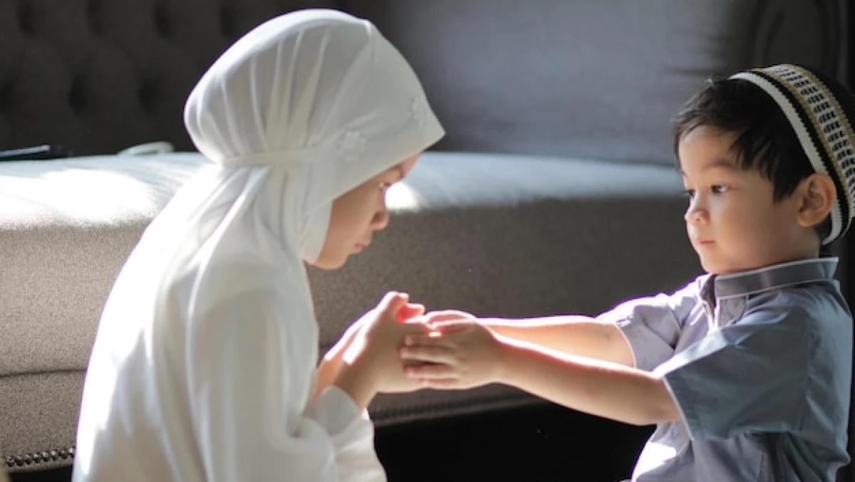 3 Kiat Pola Asuh Islami untuk Menjaga Kesehatan Mental Anak