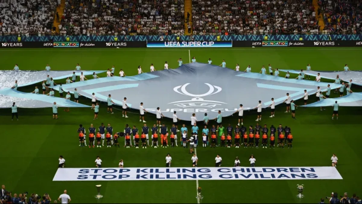 UEFA Bentangkan Spanduk di Final Super Eropa ‘Hentikan Membunuh Anak-Anak’. Pesan Jelas untuk Israel