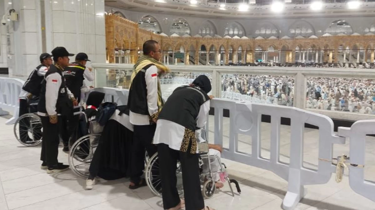 Jemaah yang Belum ke Masjidil Haram Diantar PPIH agar Dapat Berdoa di Depan Ka'bah