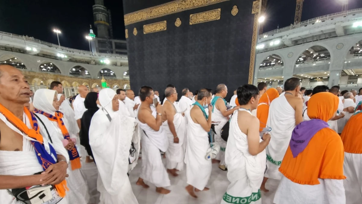 Hukum Memakai Kain Ihram Berwarna atau Bermotif