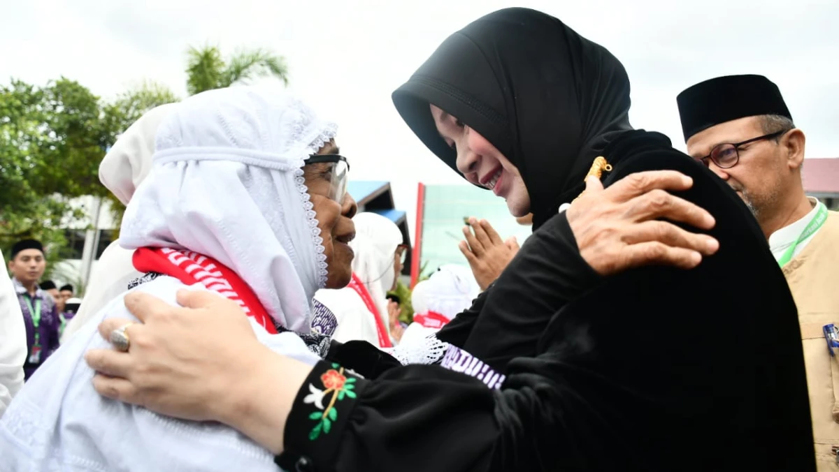 Hukum Menyambut Jemaah Haji dengan Pelukan dan Jabat Tangan