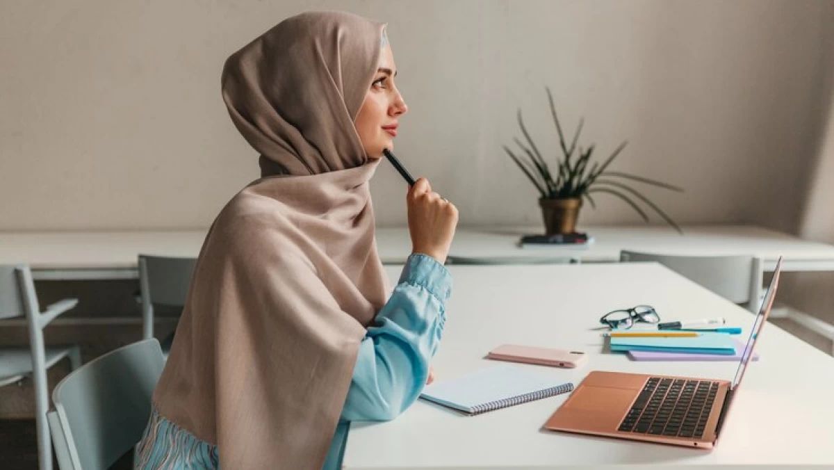 Tuntutan Pekerjaan, Bolehkah Muslimah Lepas Jilbab?