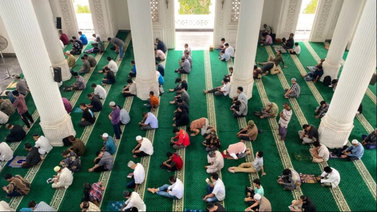 Lebih Utama Mana, Pakai Baju Putih atau Baru saat Shalat Jumat?